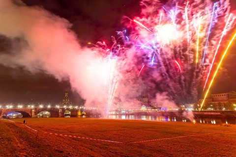 World record attempt on 26 November. At 7.30 pm sharp, the largest single pyrotechnic battery was