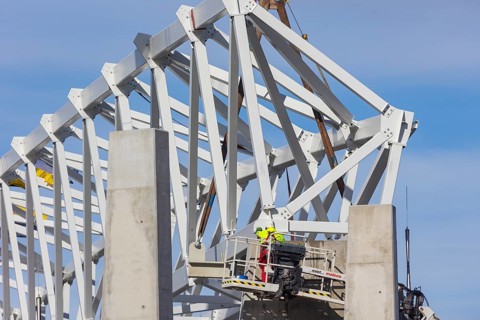 Assembly of the 105-metre-long light ring girder above the north stand of the Heinz Steyer Stadium