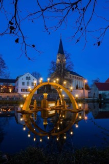 Floating candle arch in the village pond of Bärnsdorf near Moritzburg. The arch is 4.5m high,