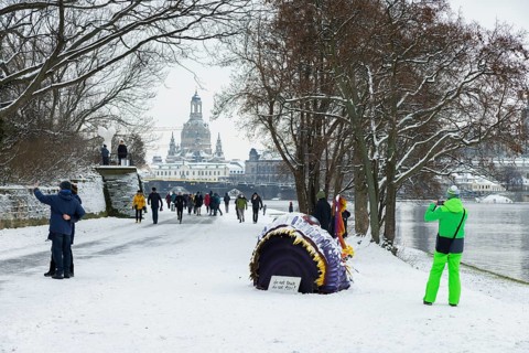 The art object Erwin 21 attracts many walkers along the banks of the Elbe
