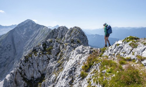 Mountaineer on the summit ridge, Wettersteinkamm, Westliche Wettersteinspitze, Wetterstein