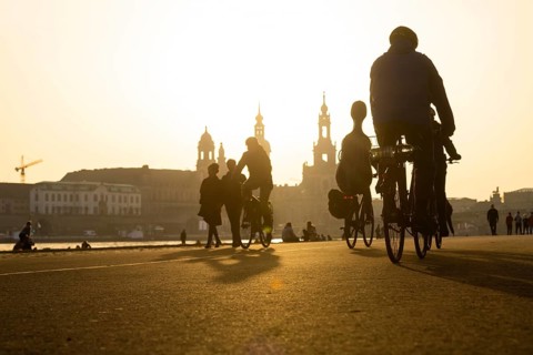 The spring-like temperatures attract many people to the open air, the Elbe meadows and the Elbe