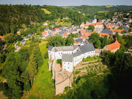Lauenstein Castle originated from a castle with a core dating from the 13th century in the