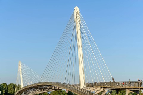 Die Deux-Rives-Fussgängerbrücke zwischen Deutschland und Frankreich in Kehl und Strassburg, ein