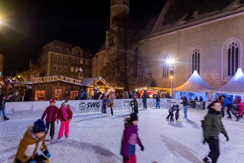 Christmas shingle market in the old town of Görlitz. Ice rink on the Obermarkt