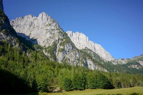 View from the Kaiserbachtal valley to the Mitterkaiser and Predigtstuhl (behind) in the Wilder