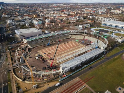 Assembly of the 105-metre-long light ring girder above the north stand of the Heinz Steyer Stadium