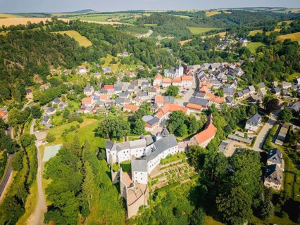 Lauenstein Castle originated from a castle with a core dating from the 13th century in the