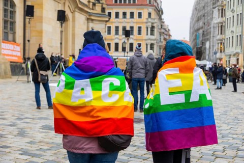 In Dresden, people gathered again on Neumarkt in front of the Church of Our Lady. On posters and