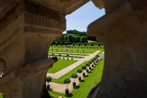 The Grosssedlitz Baroque Garden with the Friedrichschlösschen is situated on a hill on the left