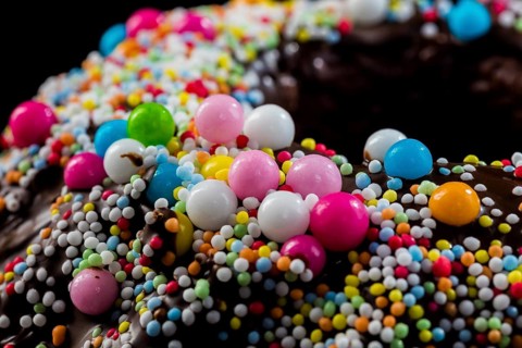 Love beads are dragées made of sugar with a diameter of a few millimetres and coloured in various