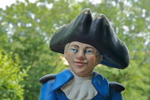 Sculpture Baron von Münchhausen in the castle park, Lying Baron, uniform, blue, white, black, hat,