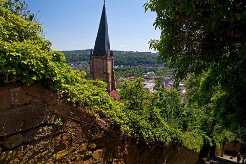 Elevated view from the Schlossberg to the church tower of St. Marien and the steep staircase into