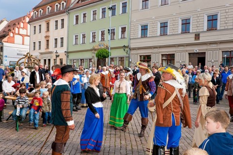 Pirna the members of the association Der Retter playfully re-enact the invasion of the Swedes in