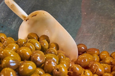 Pickled green olives (Olea europaea), plastic scoop, markets, open air, Palermo, capital, Sicily,