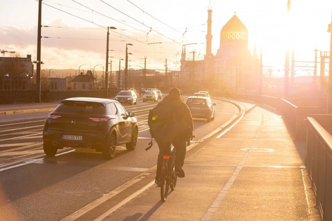 Cyclists on the Marienbrücke in the evening light