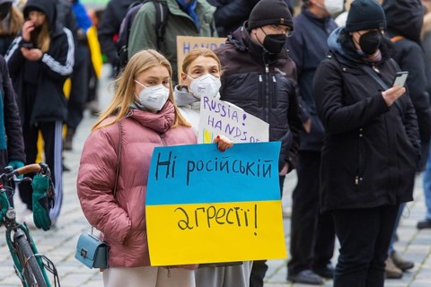 In Dresden, people gathered again on Neumarkt in front of the Church of Our Lady. On posters and