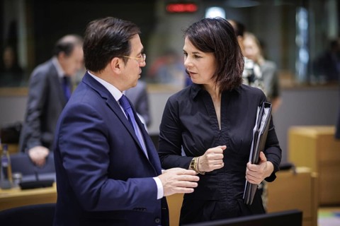 (R-L) Annalena Bärbock, Federal Minister for Foreign Affairs, recorded in conversation with Jose