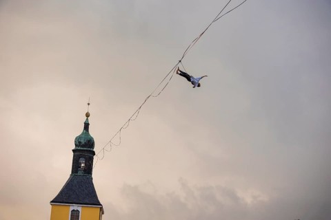 Highline and family festival in Hohnstein Highlines are stretched over the roofs of Hohnstein and