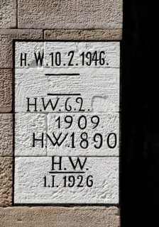 Marked flood levels on a wall as a reminder and warning, Hannoversch Münden, Lower Saxony, Germany,