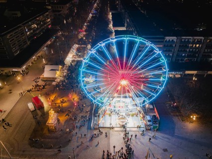 Giant wheel at Neustädter Markt, along the main street, the Augustusmarkt takes place again
