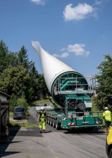 Transport of an 80m long rotor blade for a wind turbine in Saxony through Voigtsdorf