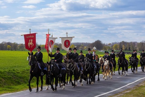 Procession from Panschwitz Kuckau to Höflein, Räckelwitz to Crostwitz. Every year at Easter there