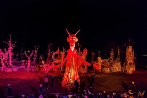 Grande Finale of the Travelling Theatre Festival on the Elbe Meadows