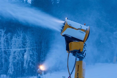 In anticipation of easing of the corona-induced logdown, the ski slope in Altenberg in Saxony's Ore