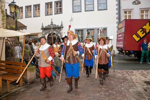 Pirna the members of the association Der Retter playfully re-enact the invasion of the Swedes in