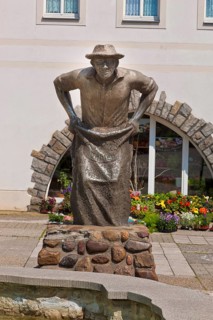Sculpture Sackhupper on the Dahlen market square