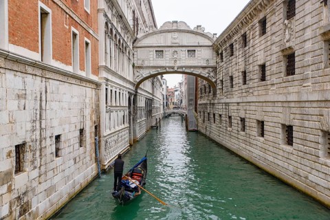 A gondola passing the Bridge of Sighs (Ponte dei Sospiri), Venice, Italy, Europe