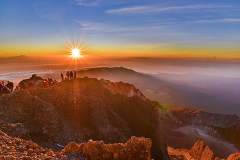 People on the summit of volcano Rinjani watching sunrise, Lombok, Indonesia, Asia