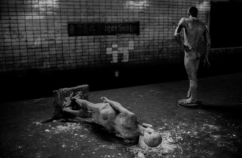 GDR, Berlin, 17 June 1990, Oranienburger Straße S-Bahn station, figures erected by the Weißensee
