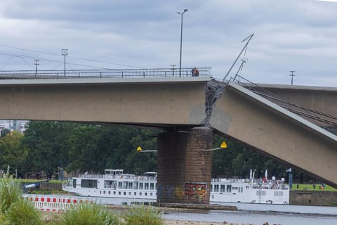In the early hours of the morning, a section of the Carola Bridge collapsed for unknown reasons.
