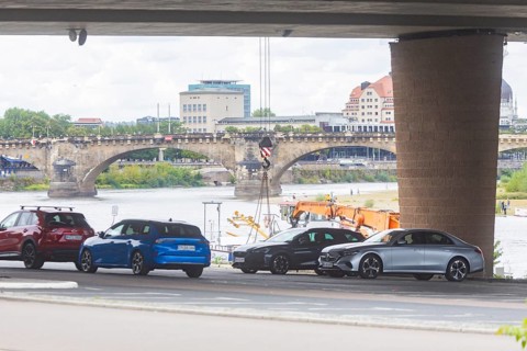 In the early hours of the morning, a section of the Carola Bridge collapsed for unknown reasons.