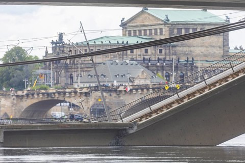 In the early hours of the morning, a section of the Carola Bridge collapsed for unknown reasons.