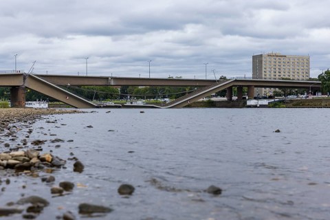 In the early hours of the morning, a section of the Carola Bridge collapsed for unknown reasons.