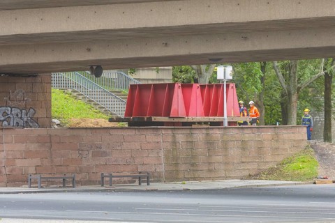In the early hours of the morning, a section of the Carola Bridge collapsed for unknown reasons.