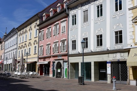 Row of pastel-coloured historic buildings, pedestrian zone, Old Town, Old Square, Inner City,