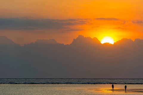 Tourists in the evening sun, sea, beach, holiday, sunset, travel, tourism, dress, transparent,