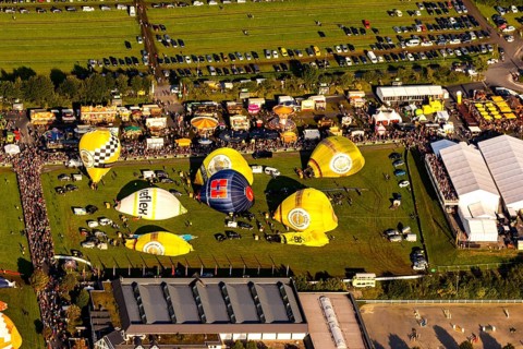 Mongolfiade in Warstein 2017: Hot air balloons at the mass launch in the evening