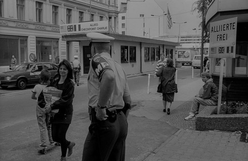GDR, Berlin, 27 June 1990, Allied border hut at Check Point Charlie (Friedrichstraße), MP, military