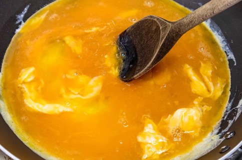 Scrambled eggs in the pan