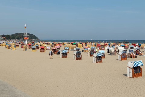 Summer weather, bathers, beach chairs and DLRG lifeguard tower on the beach, Travemünde beach,
