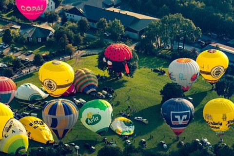 Mongolfiade in Warstein 2017: Hot air balloons at the mass launch in the evening