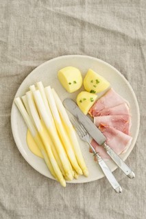 Asparagus with potatoes, boiled ham and hollandaise sauce