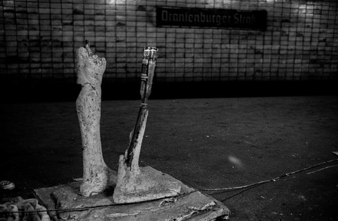 GDR, Berlin, 17 June 1990, Oranienburger Straße S-Bahn station, figures set up by the Weißensee art