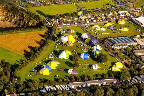 Mongolfiade in Warstein 2017: Hot air balloons at the mass launch in the evening