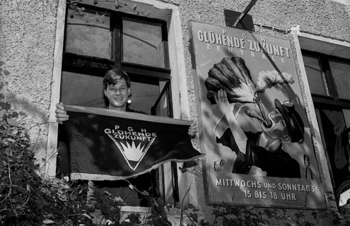 Germany, Berlin, 25 May 1991, PGH Glühende Zukunft, Henning Wagenbreth holding the club flag,